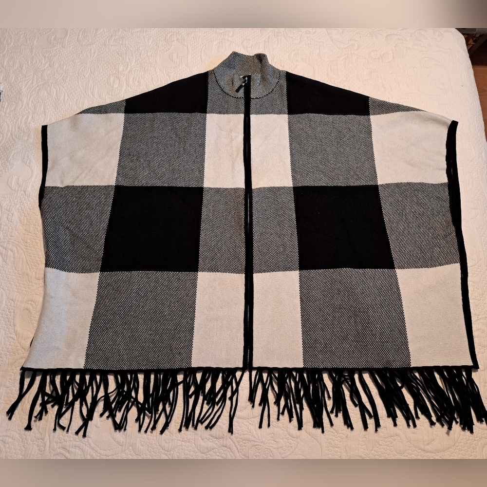 Cristian Siriano women's size X/ 1X black & white front zippered cape poncho EUC